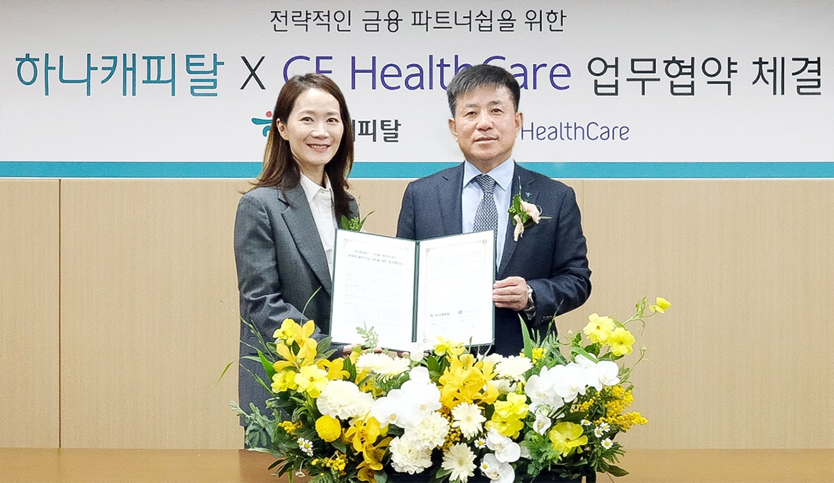 박승오(오른쪽) 하나캐피탈 대표이사가 김은미 GE헬스케어 대표이사와 함께 업무협약서를 들고 기념 촬영을 하고 있다.[하나캐피탈 제공]