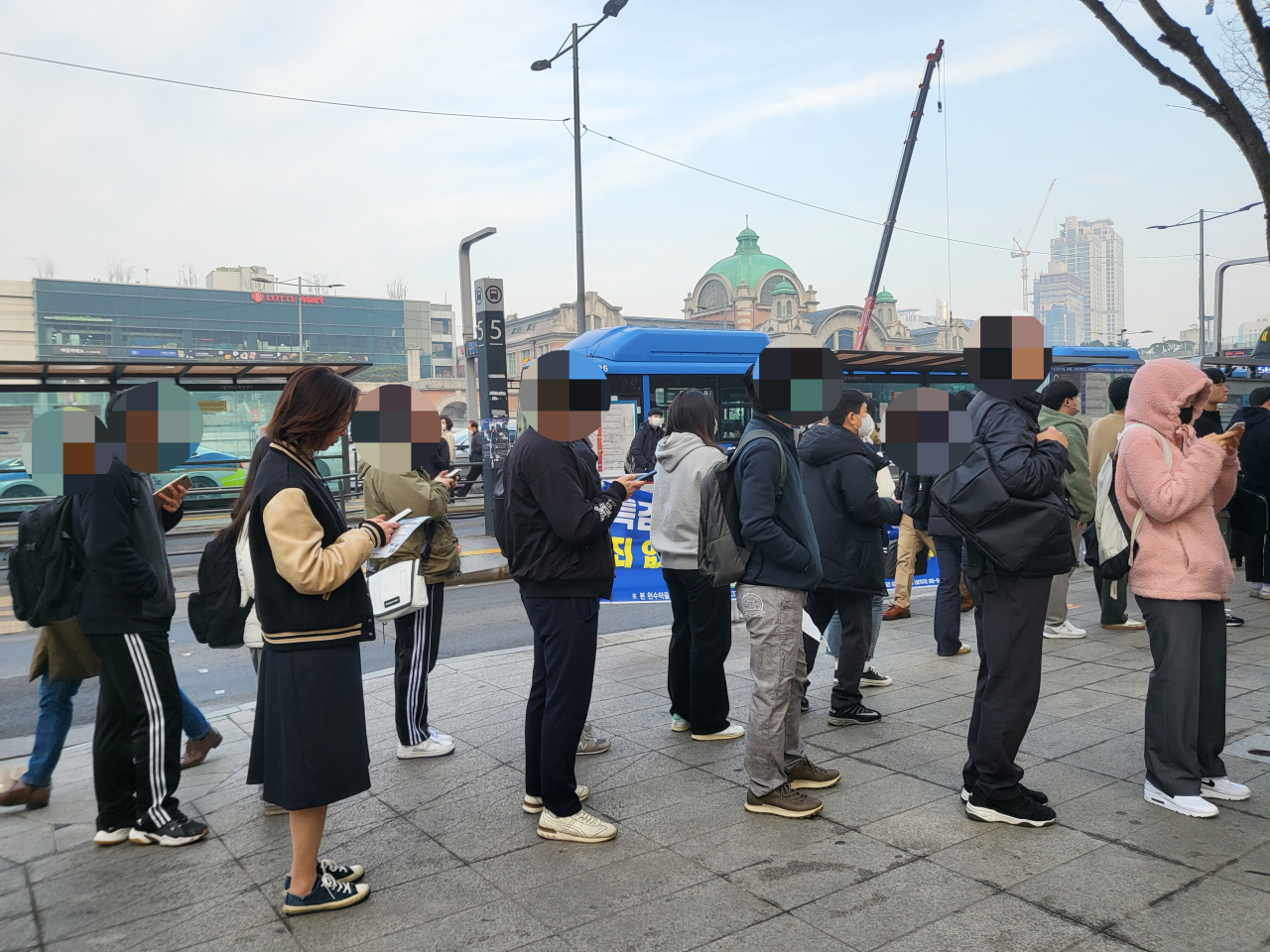 20일 오전 8시께 서울역 버스환승센터에서 시민들이 버스를 기다리고 있다. 박혜원 기자
