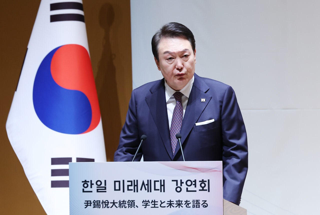 일본을 방문 중인 윤석열 대통령이 17일 도쿄 게이오대에서 열린 한일 미래세대 강연에서 일본 학생들과 한국인 유학생들을 상대로 강연을 하고 있다. [연합]