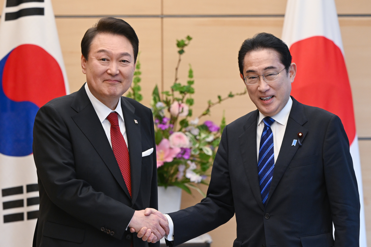 1박2일 일정으로 일본을 방문한 윤석열 대통령이 3월 16일 오후 일본 도쿄 총리 관저에서 기시다 후미오 일본 총리와 한일 정상 소인수회담에 앞서 기념촬영을 하며 악수하고 있다. [연합]