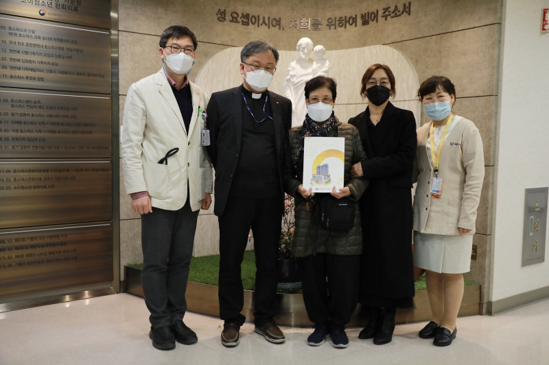 서울성모병원 호스피스 돌봄에 감사를 전하고자 故박춘복 아내 강인원 씨가 지난 3월 17일 병원을 찾아 기부금을 전달하였다. 좌측부터 안창호 완화의학과 교수, 이요섭 영성부원장 신부, 故박춘복 씨 아내 강인원 씨, 故박춘복 씨 조카 박모씨, 호스피스완화의료센터 박명희 팀장
