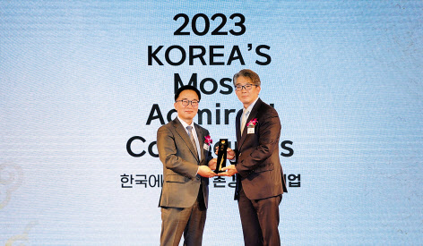 김병무(오른쪽) SK쉴더스 클라우드사업본부장 17일 서울 여의도 콘래드 호텔에서 진행된 ‘2023 한국에서 가장 존경받는 기업’ 인증식에서 정보보안 부문 1위를 수상하고 기념촬영하고 있다. [SK쉴더스 제공]