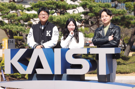 의대 진학을 포기하고 KAIST에서 과학도의 길을 걷고 있는 세 학생들. 양동연(왼쪽부터), 장지연, 김성원 학생. [KAIST 제공]