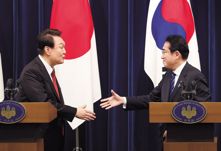 윤석열 대통령이 16일 일본 도쿄 총리 관저에서 열린 한일 정상 공동 기자회견 후 기시다 후미오 총리와 악수를 하고 있다. [연합]