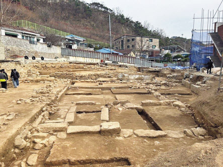 서울 종로구 신영동의 한 건물 신축공사 현장에서 고려시대에 만들어진 것으로 추정되는 건물터와 유물이 발견된 것으로 확인됐다. 문화재청 관계자는 20일 “전문가 검토 결과, 고려 중기에 조성된 것으로 추정된다”며 “기단, 석축 등을 토대로 볼 때 이 정도 규모의 고려시대 관련 건물지가 서울에서 확인된 사례는 없었다”고 설명했다. 전문가들은 과거 이곳이 공적 건물로 쓰였을 가능성을 염두에 두고 조사하고 있다. [연합]