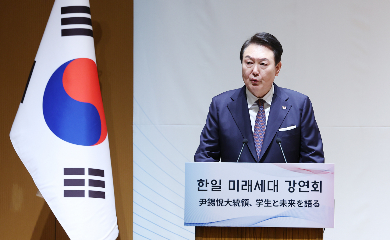 일본을 방문 중인 윤석열 대통령이 17일 도쿄 게이오대에서 열린 한일 미래세대 강연에서 일본 학생들과 한국인 유학생들을 상대로 강연을 하고 있다. [연합]