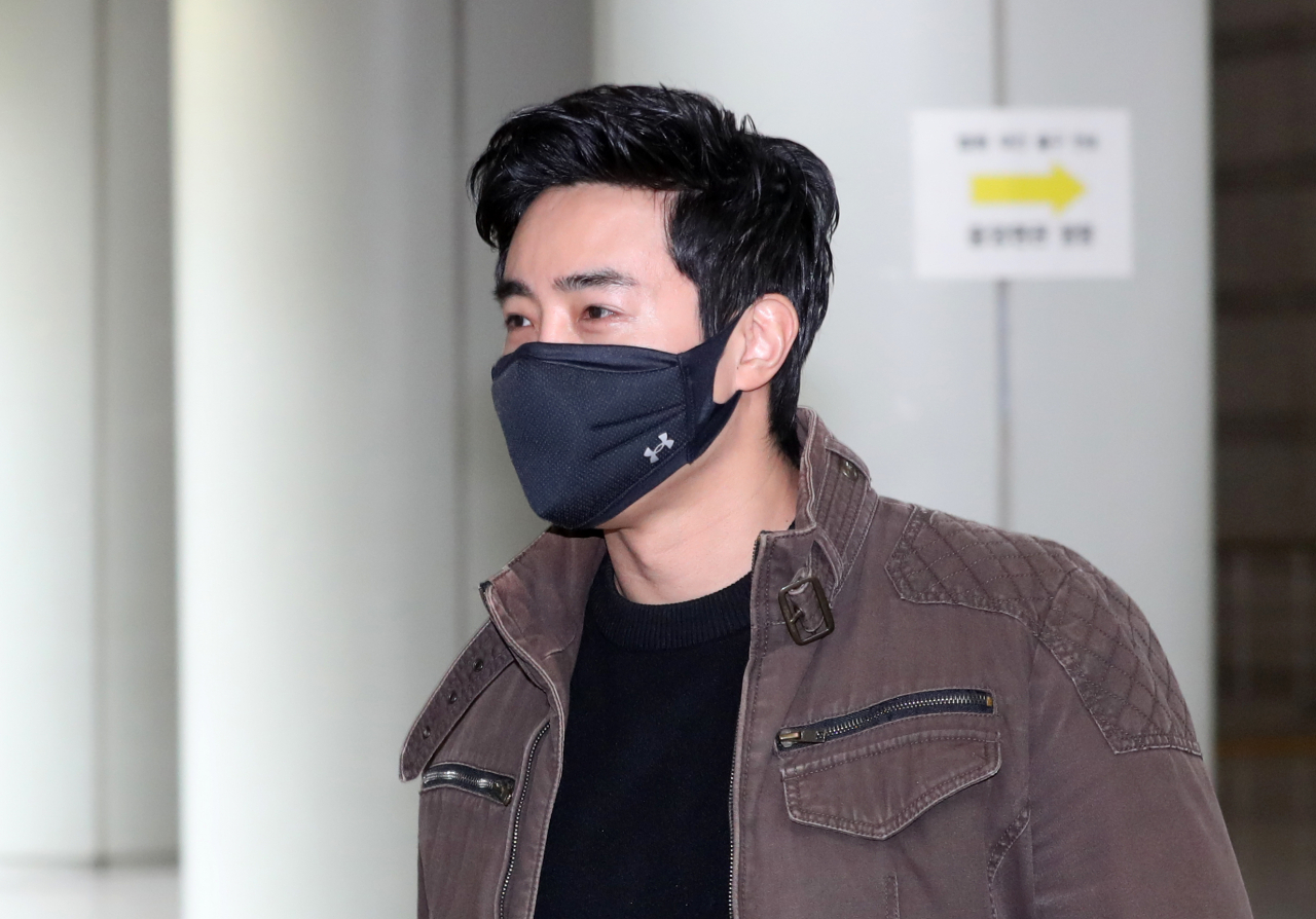 우크라이나 전쟁에 참전했다가 여권법 위반 혐의로 기소된 이근 전 대위가 20일 오전 서울 서초구 서울중앙지법에서 열린 여권법 위반 및 도주치상 혐의 첫 공판에 출석하기 위해 법정으로 향하고 있다. 연합뉴스