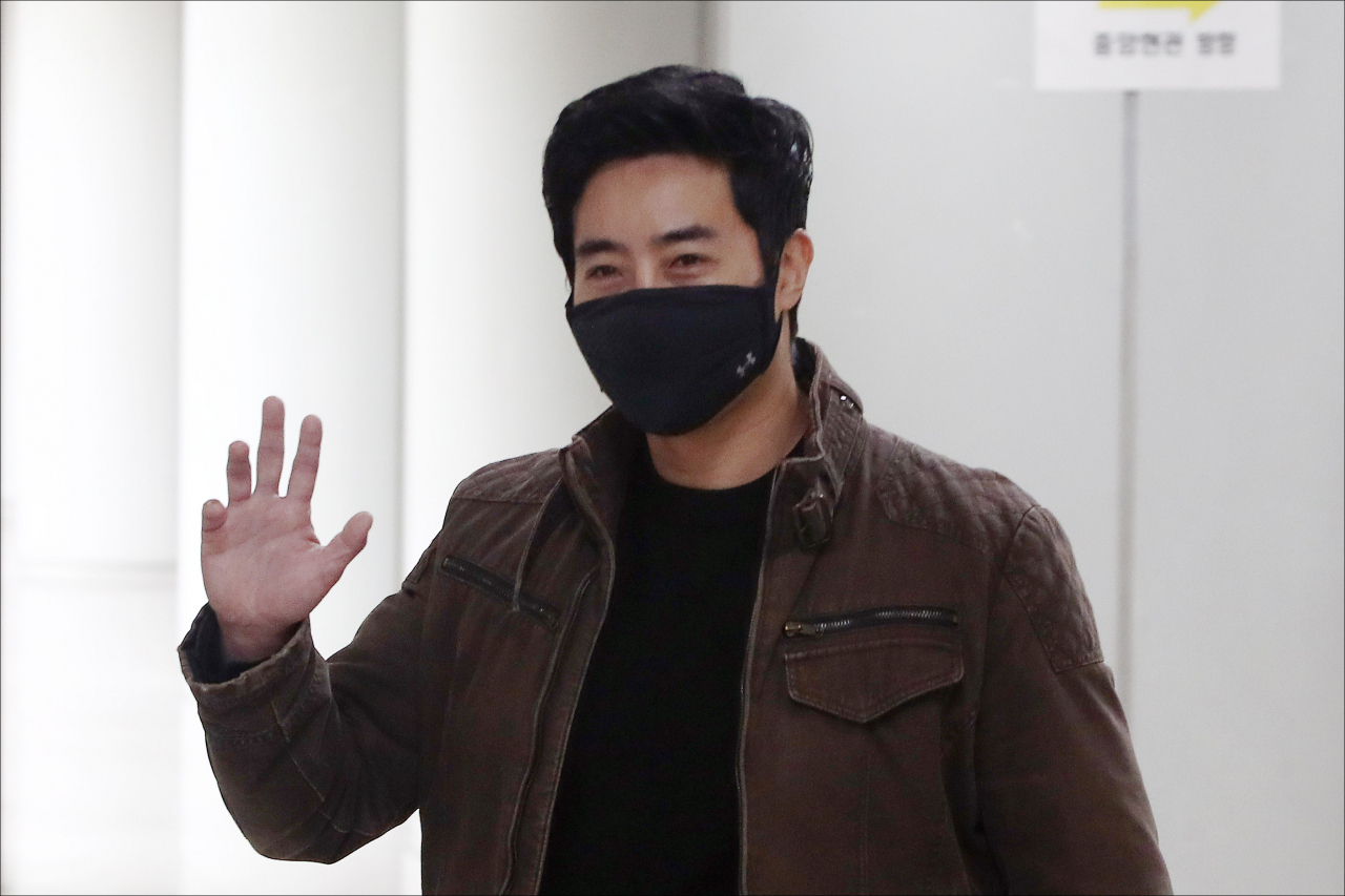 우크라이나 전쟁에 참전한 이근 전 대위가 20일 오전 서울 서초구 서울중앙지법에서 열린 여권법 위반 및 도주치상 혐의 첫 공판에 출석하기 위해 법정으로 향하고 있다. 연합뉴스