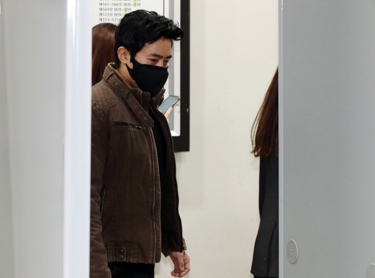 우크라이나 전쟁에 참전한 이근 전 대위가 20일 오전 서울 서초구 서울중앙지법에서 열린 여권법 위반 및 도주치상 혐의 첫 공판에 출석하기 위해 법정으로 향하고 있다. 연합뉴스