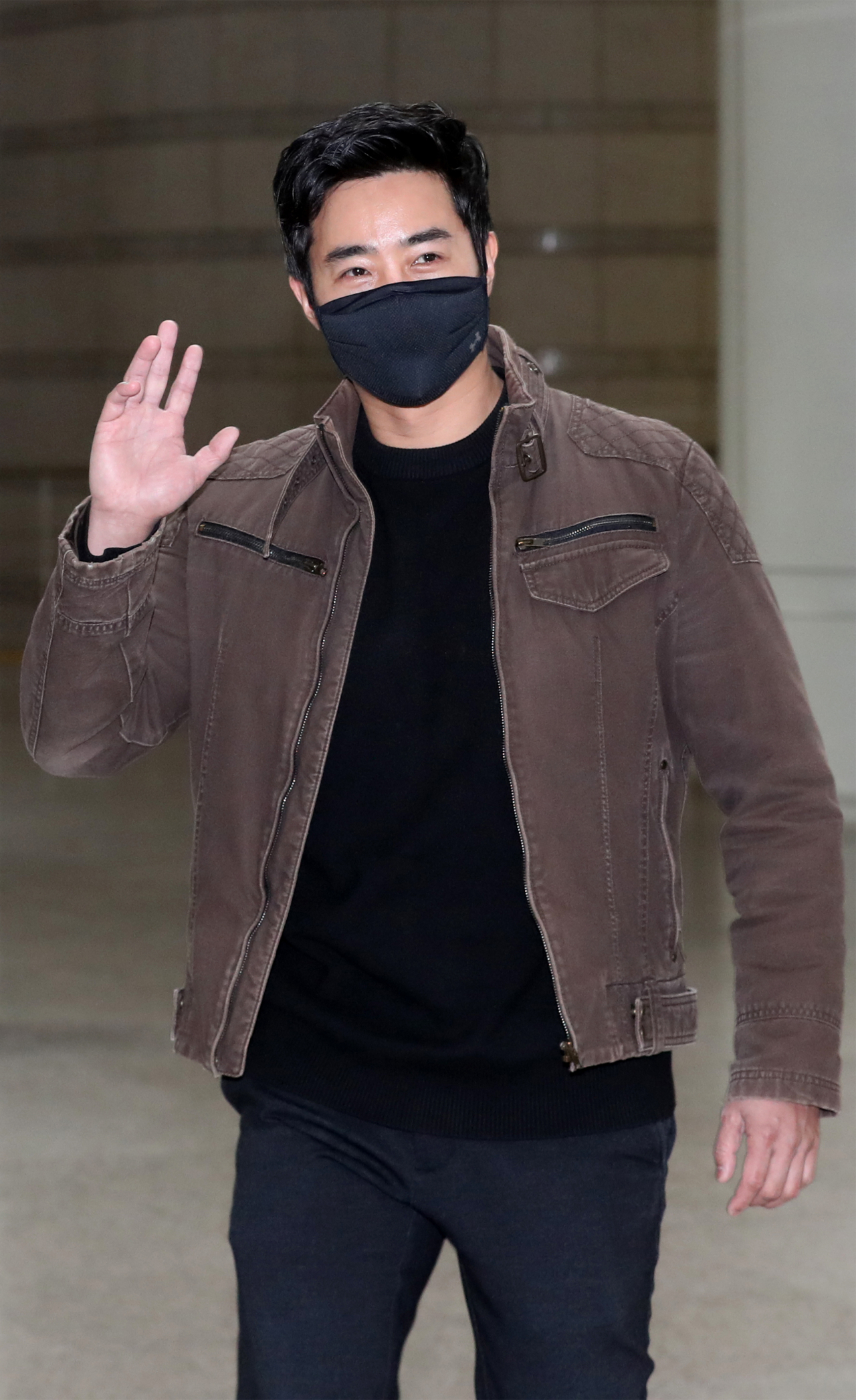 우크라이나 전쟁에 참전했다가 여권법 위반 혐의로 기소된 이근 전 대위가 20일 오전 서울 서초구 서울중앙지법에서 열린 여권법 위반 및 도주치상 혐의 첫 공판에 출석하기 위해 법정으로 향하고 있다. 연합뉴스