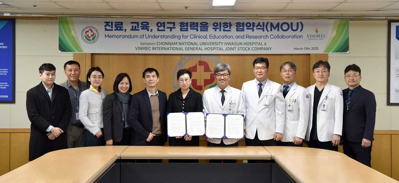 순전남대학교병원 정용연 병원장(오른쪽에서 다섯 번째)와 래튀안 빈멕 헬스케어시스템 대표(왼쪽에서 여섯 번째)가 업무협약서에 서명한 후 관계자들과 기념 촬영을 하고 있다.
