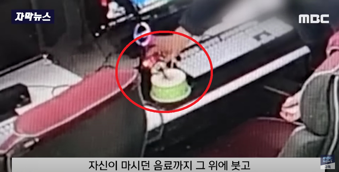 남성이 일회 용기를 엎고 버리고 꼬치로 구멍을 내더니 그 안으로 남은 음료를 붓고 있다. [MBC 보도 영상 캡처]
