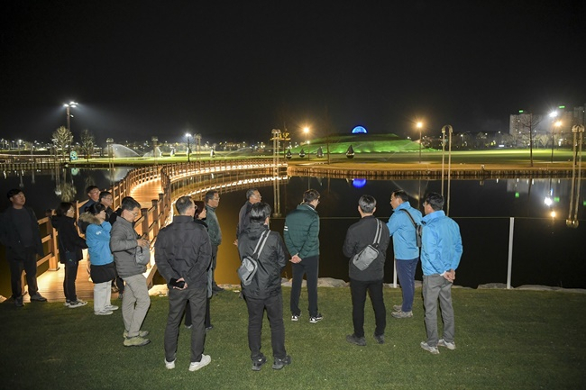 순천만정원박람회 야간 개장을 앞두고 노관규 시장(가운데)이 오천그린광장을 둘러보고 있다. [순천시 제공]