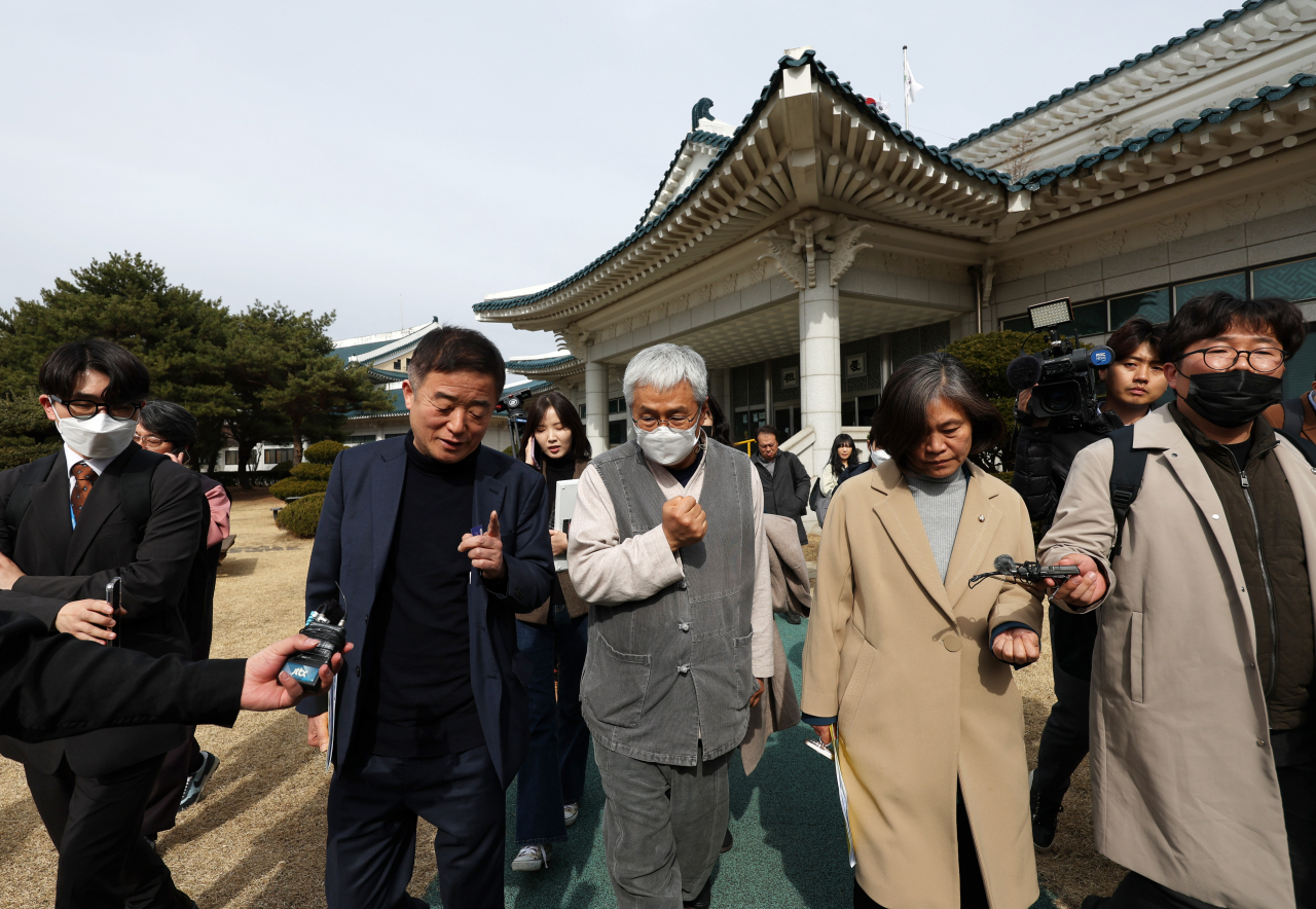더불어민주당 '정순신 검사특권 진상조사단' 강민정·강득구 의원이 17일 강원 횡성군 민족사관고등학교를 방문해 한만위 교장과 학교폭력 사안에 관해 대화하고 있다. [연합]