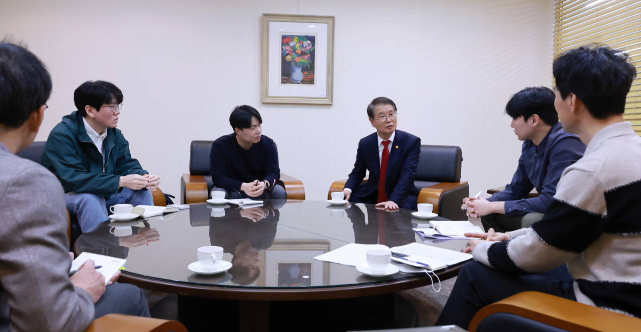 이정식 고용노동부 장관이 15일 근로시간 제도 개편에 대한 의견을 수렴하기 위해 서울고용노동청에서 '새로고침 노동자협의회' 소속 노조를 만나 긴급 면담을 하고 있다. [연합]