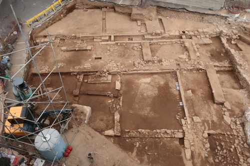 This undated photo shows a site in Sinyeong-dong of Jongno, Seoul, where foundation stones, plinths and other remnants were discovered. (Cultural Heritage Administration)