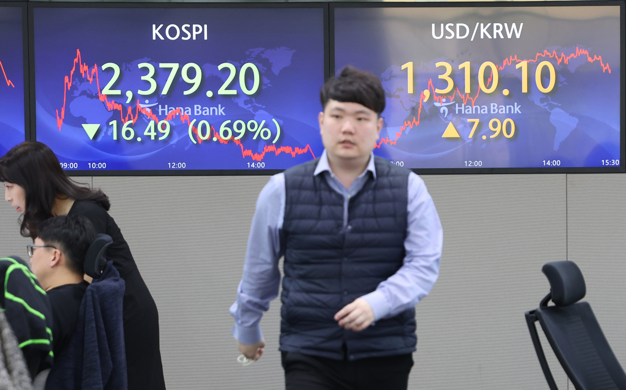 20일 오후 서울 중구 하나은행 본점 딜링룸에서 직원들이 업무를 보고 있다. 이날 코스피는 외국인의 대량 매도로 약 0.7% 하락해 2370대에서 장을 마감, 전장보다 16.49포인트(0.69%) 내린 2379.20에 거래를 마쳤다. 연합뉴스