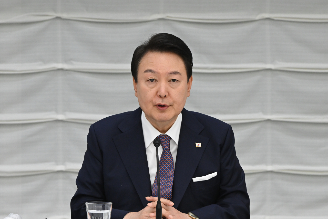 1박2일간의 일정으로 일본을 방문한 윤석열 대통령이 17일 도쿄 게이단렌(일본경제단체연합회) 회관에서 열린 한일 비즈니스라운드 테이블에서 인사말을 하고 있다. [연합]