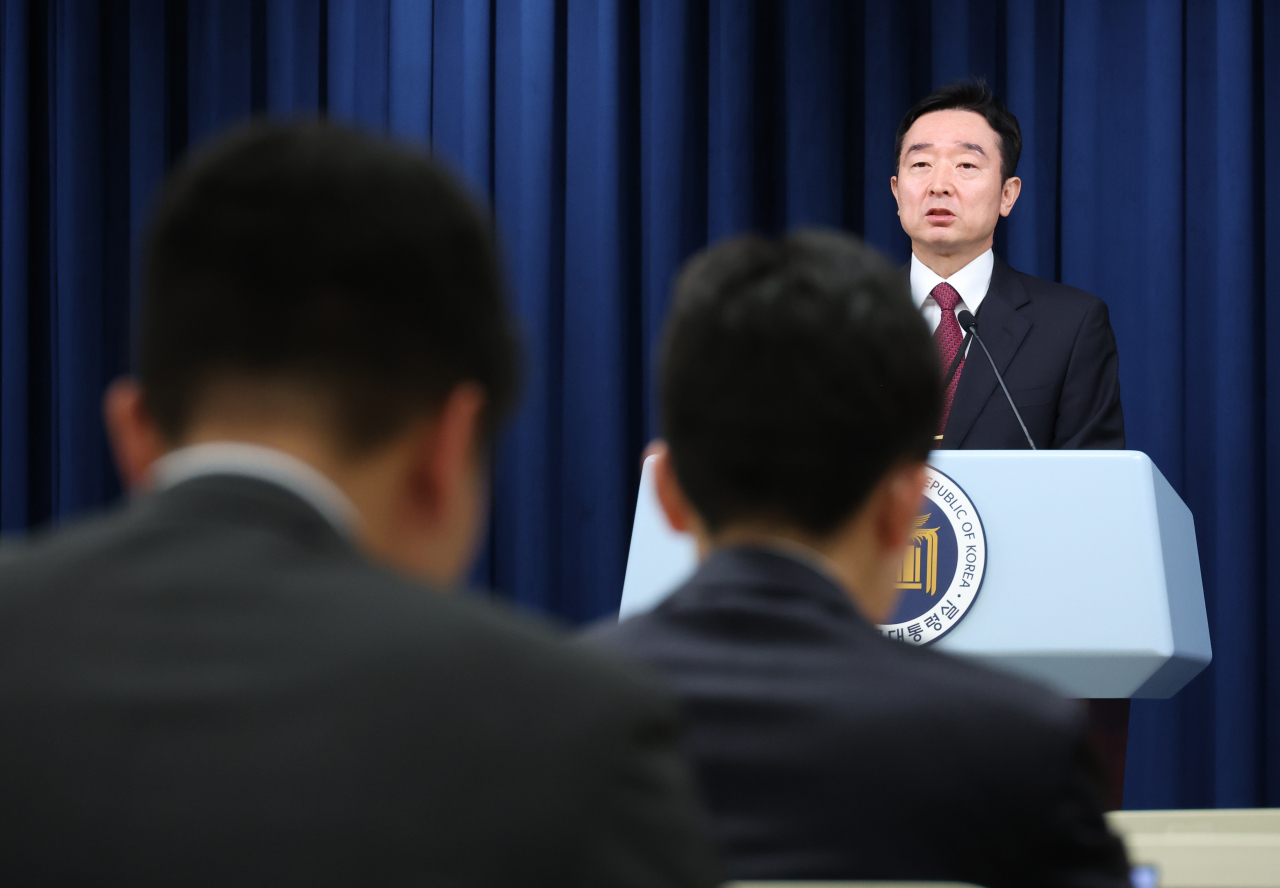 이도운 대통령실 대변인이 20일 서울 용산 대통령실 청사에서 윤석열 대통령이 오전 수석비서관회의에서 근로시간 유연화 관련 "임금 및 휴가 등 보상체계에 대한 불안이 없도록 확실한 담보책을 강구하라"고 지시했다고 밝히고 있다. [연합]