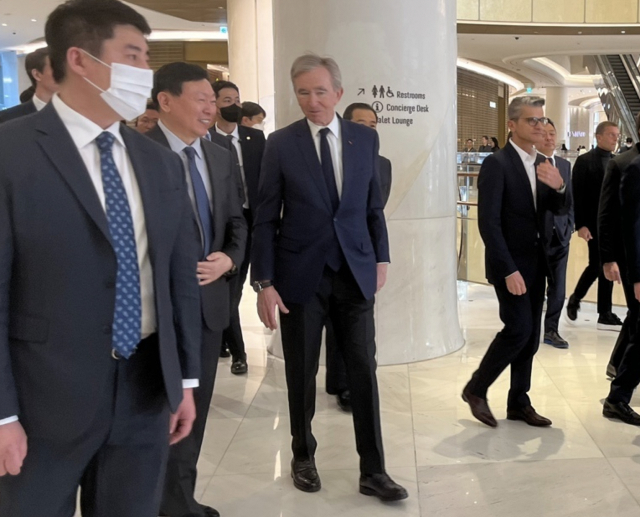 베르나르 아르노 루이비통모에헤네시(LVMH) 총괄회장이 20일 서울 송파구 에비뉴엘 잠실점에서 신동빈 롯데그룹 회장과 만나고 있다. [독자 제공]