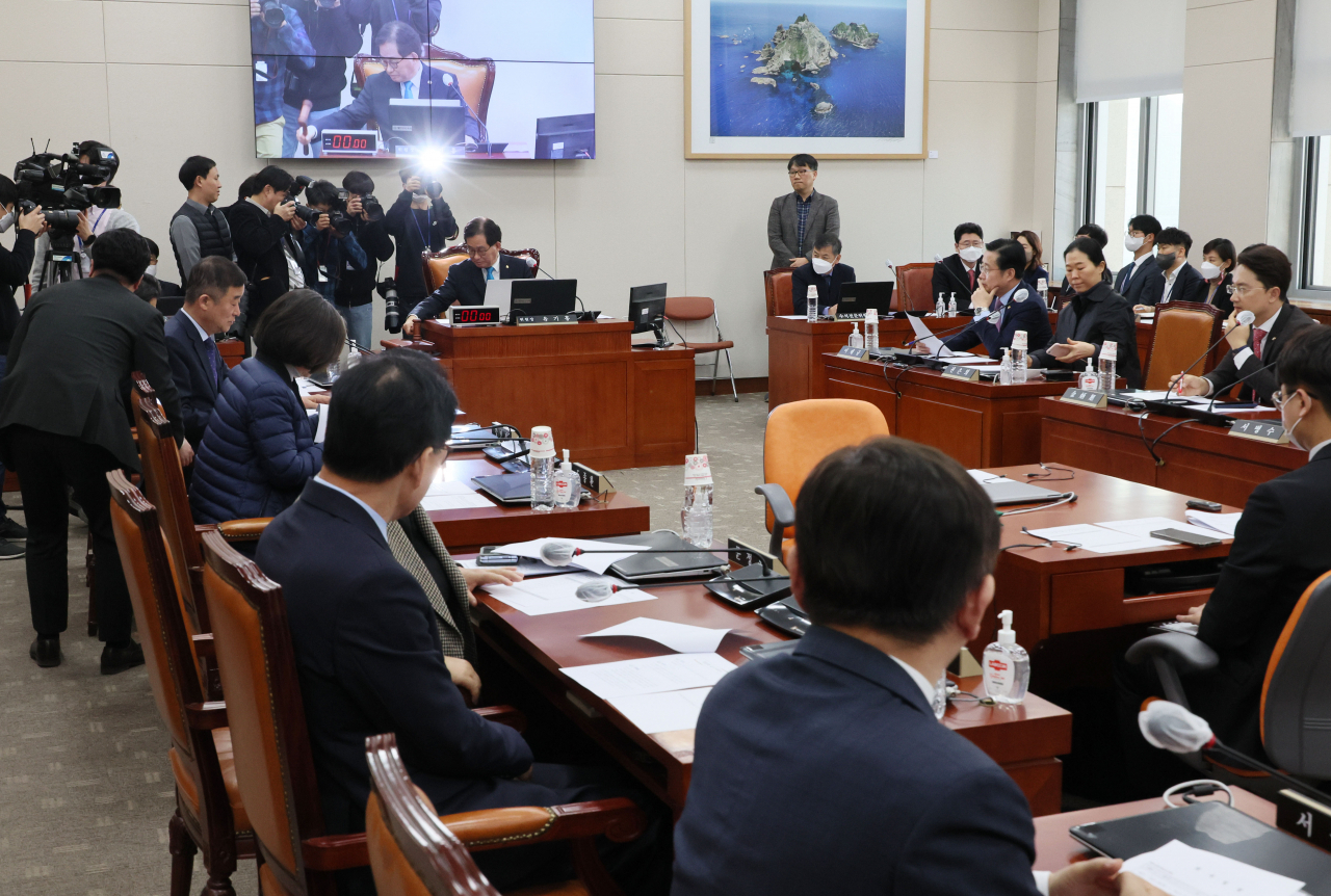 20일 오후 열린 국회 교육위원회 전체회의에서 유기홍 위원장이 의사봉을 두드리고 있다. [연합]