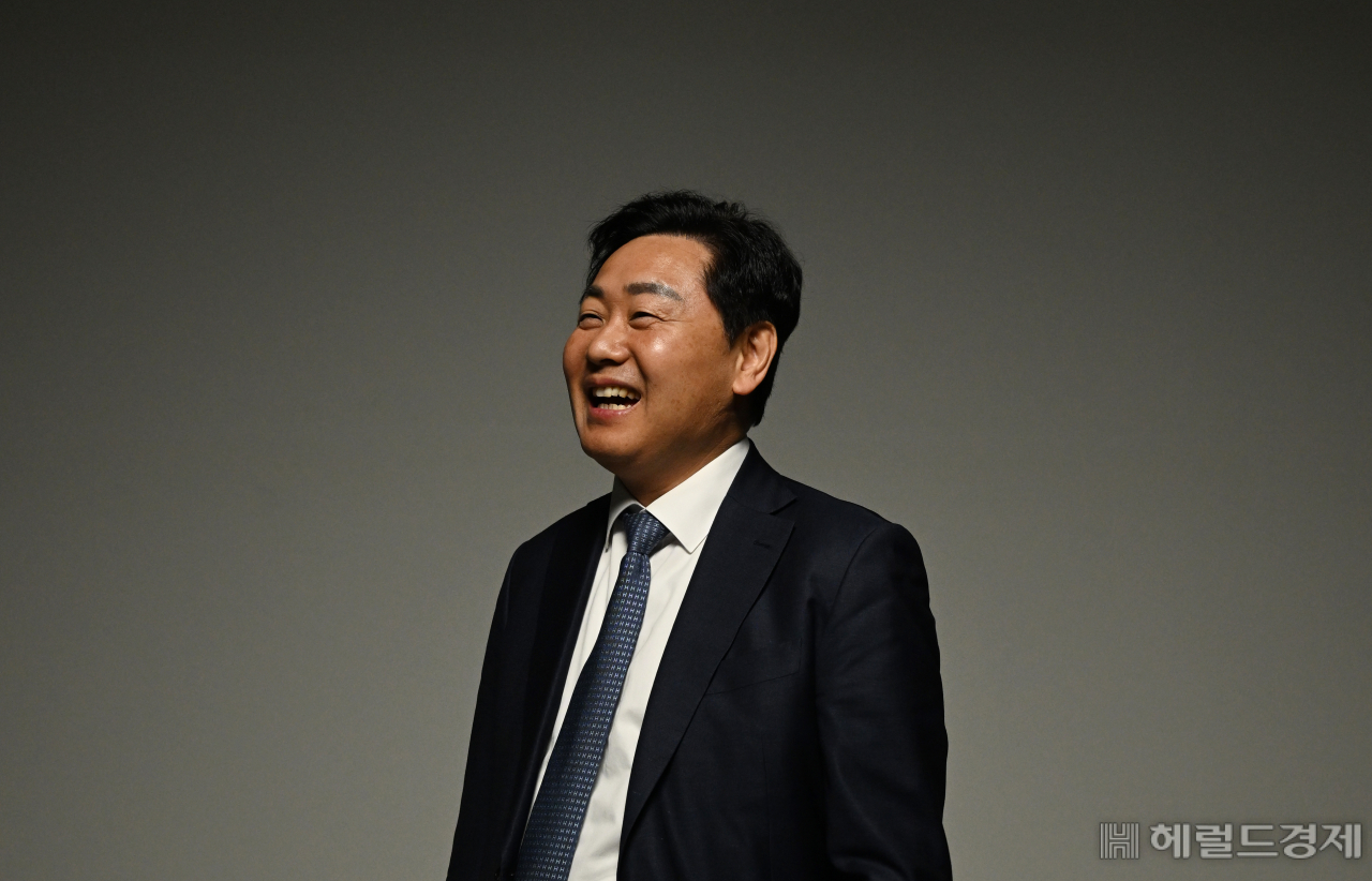 김관영 전북지사가 17일 오전 서울 용산구 헤럴드스퀘어에서 헤럴드경제와 인터뷰에 앞서 포즈를 취하고 있다. 김 지사는 “전북특별자치도 출범은 이제 막 집을 지은 셈이다. 안을 채울 특례를 마련하고 법안으로 반영하는 데 총력을 기할 것”이라고 말했다. 박해묵 기자
