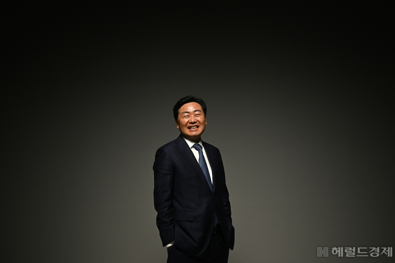 김관영 전북지사가 17일 오전 서울 용산구 헤럴드스퀘어에서 헤럴드경제와 인터뷰에 앞서 포즈를 취하고 있다. 김 지사는 “전북특별자치도 출범은 이제 막 집을 지은 셈이다. 안을 채울 특례를 마련하고 법안으로 반영하는 데 총력을 기할 것”이라고 말했다. 박해묵 기자