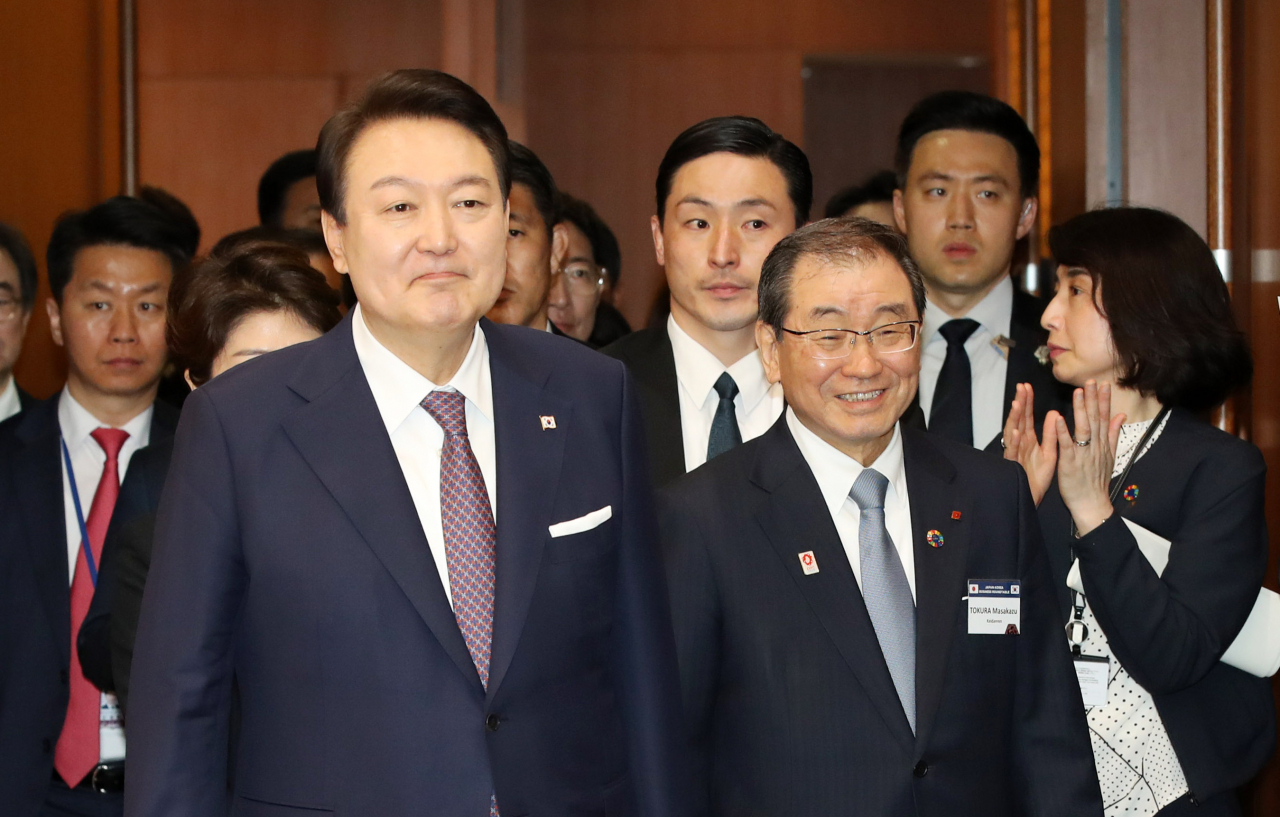 1박2일간의 일정으로 일본을 방문한 윤석열 대통령이 지난 17일 도쿄 게이단렌(일본경제단체연합회) 회관에서 열린 한일 비즈니스라운드 테이블에서 도쿠라 마사카즈 게이단렌 회장과 함께 입장하고 있다. [연합]