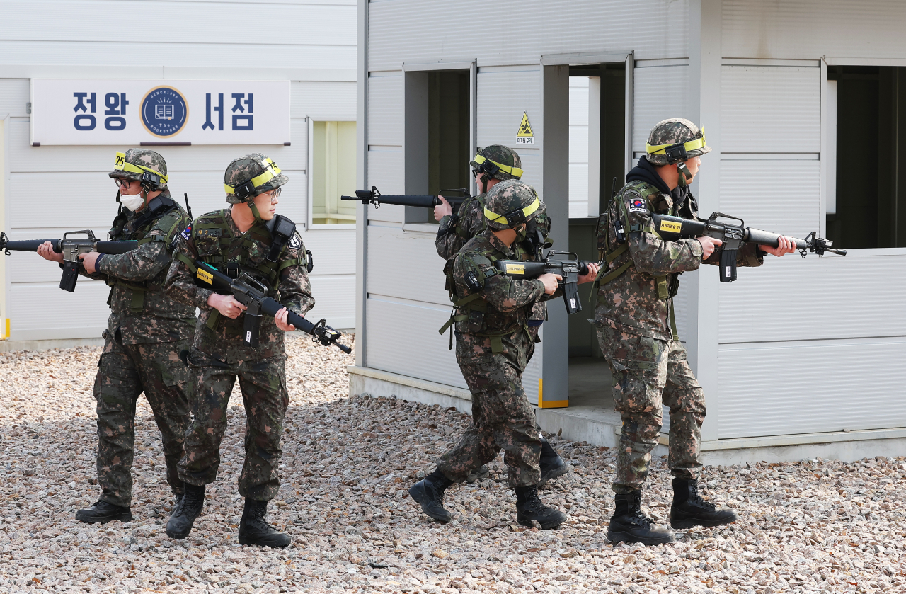 7일 오전 경기도 안산시 육군 제51사단 상록과학화예비군훈련장에서 예비군들이 시가지전술훈련을 하고 있다. [연합]