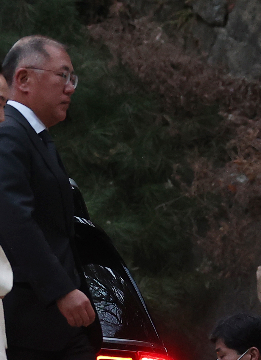 정의선 현대자동차그룹 회장이 20일 오후 정주영 현대그룹 명예회장 22주기 제사가 치러지는 서울 종로구 청운동 자택으로 들어가고 있다. [연합]