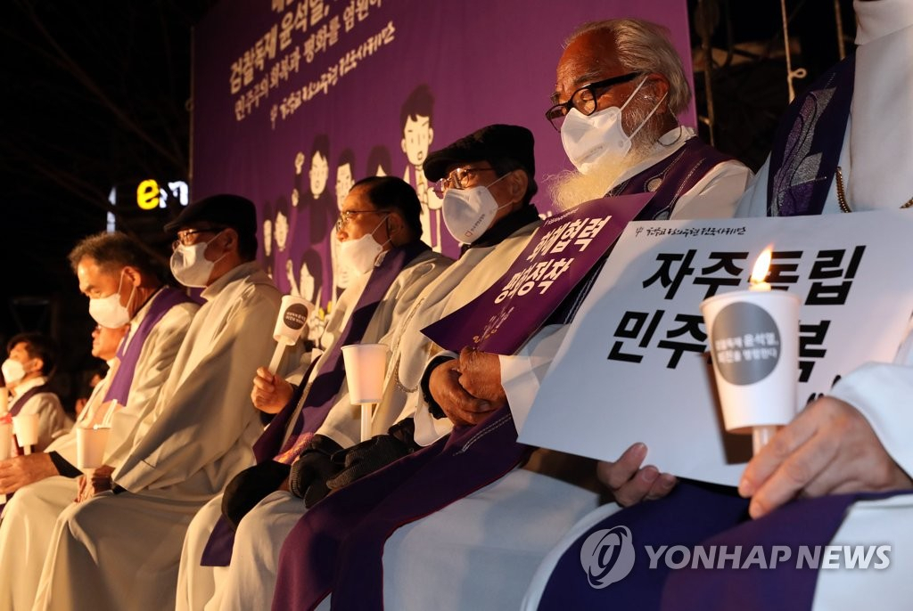 천주교정의구현전국사제단이 주최로 20일 오후 전북 전주시 풍남문광장에서 '검찰독재 타도와 매판매국 독재정권 퇴진촉구' 시국미사가 열리고 있다[연합뉴스]