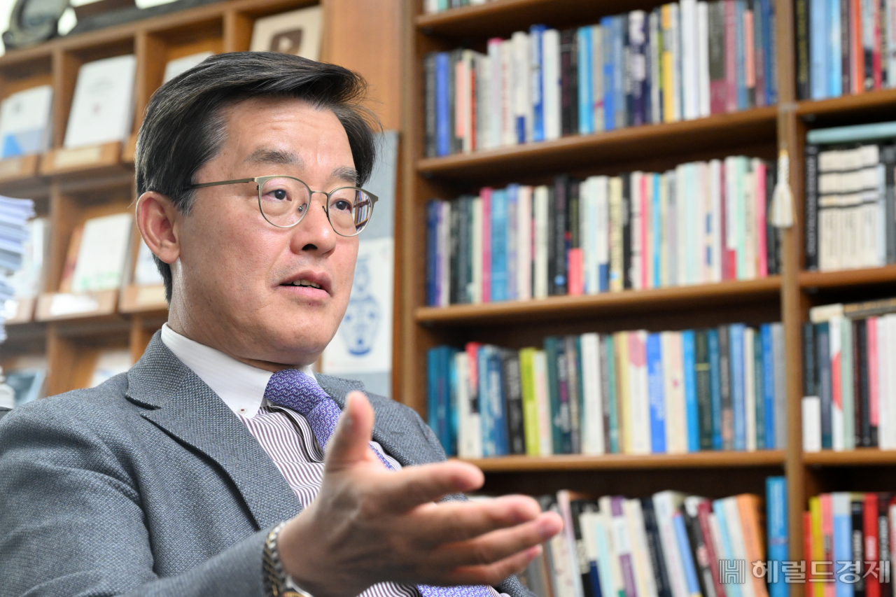 박철희 서울대학교 교수가 17일 서울 관악구 서울대학교에서 헤럴드경제와 인터뷰를 하고 있다. 임세준 기자