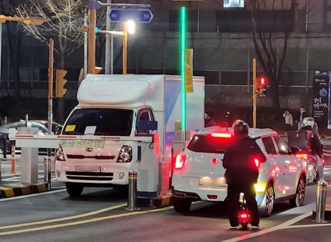 인천 한 아파트에서 주차 문제로 갈등을 빚고 있는 탑차 [연합]