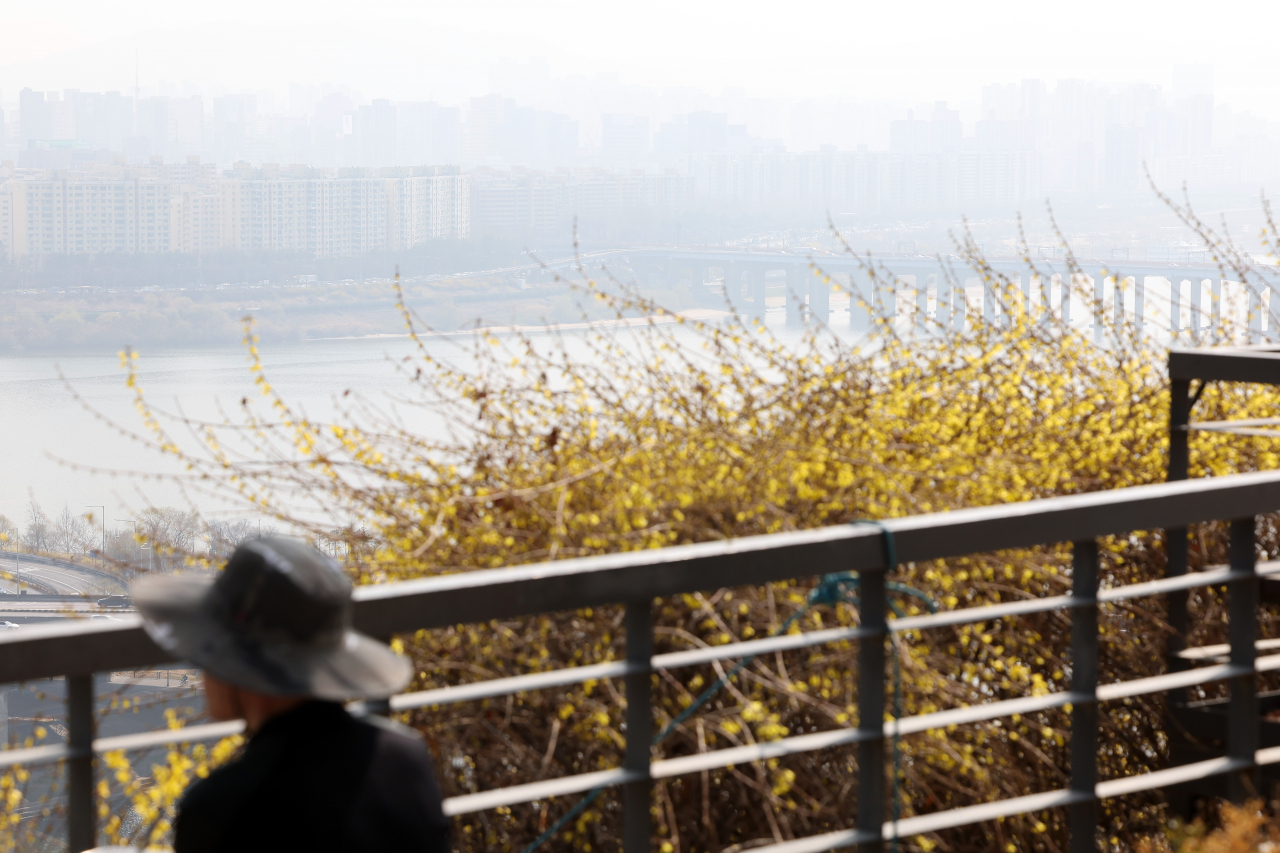 미세먼지 농도가 '나쁨' 수준을 보인 지난 20일 오후 서울 성동구 응봉산에서 바라본 시내. [연합]