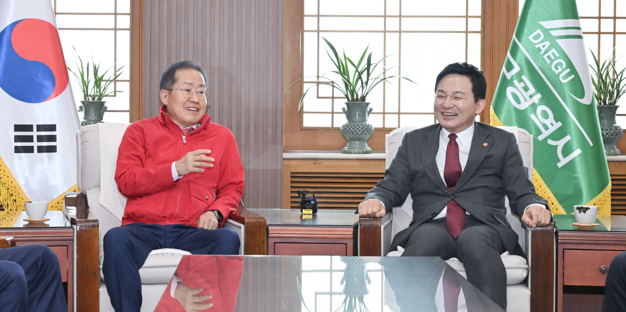 원희룡 국토교통부 장관(오른쪽)이 20일 대구시청을 방문해 홍준표 시장과 간담회를 갖고 있다.[대구시 제공]