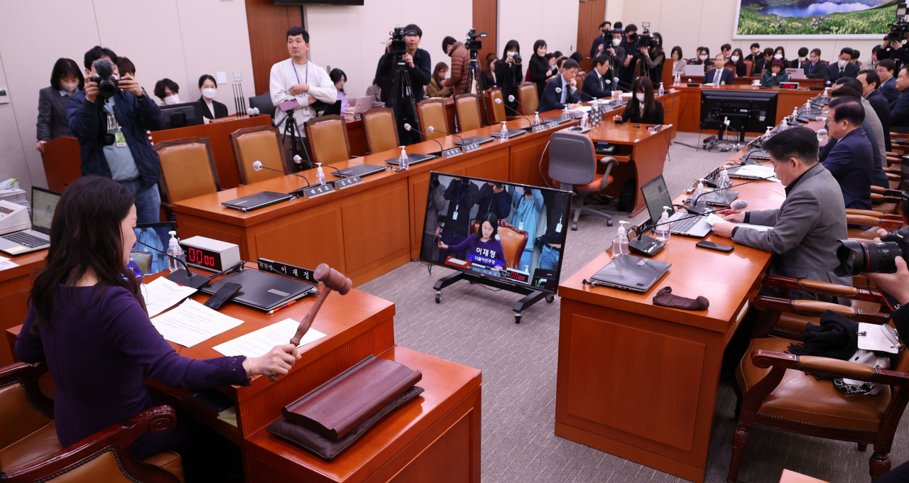 국회 외통위 이재정 더불어민주당 간사가 13일 오전 국민의힘 의원들이 불참한 가운데 위원장 직무대리로 외통위 전체회의를 진행하며 의사봉을 두드리고 있다. [연합]