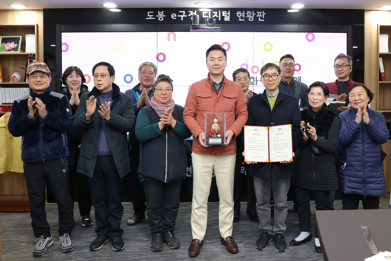 신도봉시장 상인들이 전통시장 공식인정 기념으로 단체 사진을 촬영하고 있다. [도봉구 제공]