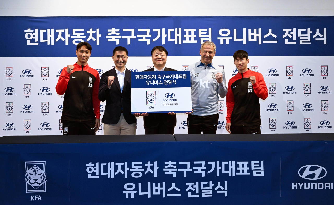 백승호(왼쪽부터) 선수, 이영표 대한축구협회 부회장, 유원하 현대차 국내사업본부장 부사장, 위르겐 클린스만 감독, 김문환 선수가 지난 20일 파주 NFC(축구 대표팀 트레이닝센터)에서 열린 유니버스 전달식에서 기념사진을 촬영하고 있다. [현대차 제공]