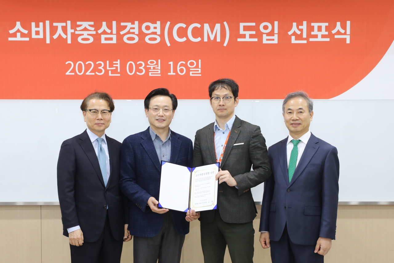 김이배 제주항공 대표이사(왼쪽 두 번째) 등이 지난 16일 서울 강서구 국제청소년센터에서 ‘소비자중심경영 선포식’을 진행하고 있다. [제주항공 제공]