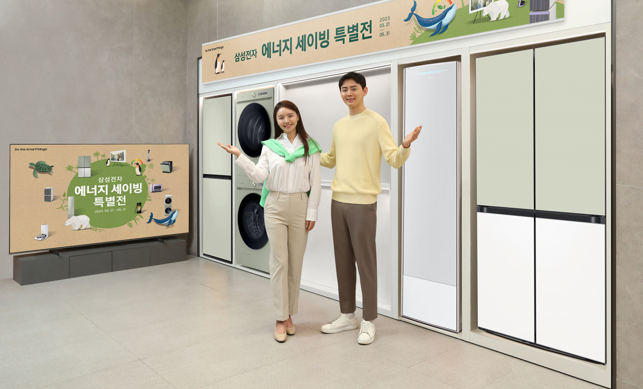 삼성전자 모델이 삼성스토어 대치점에서 삼성전자 에너지 세이빙 특별전을 소개하고 있는 모습 [삼성전자 제공]