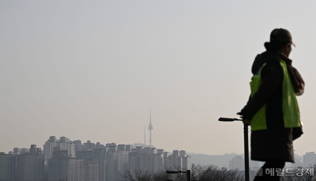 서울 도심 초미세먼지 농도가 나쁨 수준을 보인 21일 서울 여의도 한강공원에서 바라본 도심 일대가 뿌연 모습을 보이고 있다. 임세준 기자