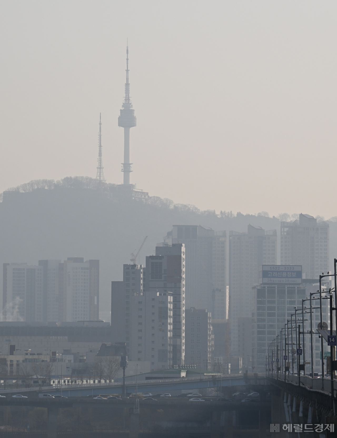 서울 도심 초미세먼지 농도가 나쁨 수준을 보인 21일 서울 여의도 원효대교 남단에서 바라본 도심 일대가 뿌연 모습을 보이고 있다. 임세준 기자