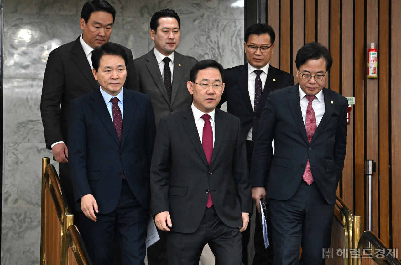 국민의힘 원내대책회의가 21일 서울 영등포구 여의도 국회에서 열려 국민의힘 원내 지도부가 입장하고 있다. 임세준 기자