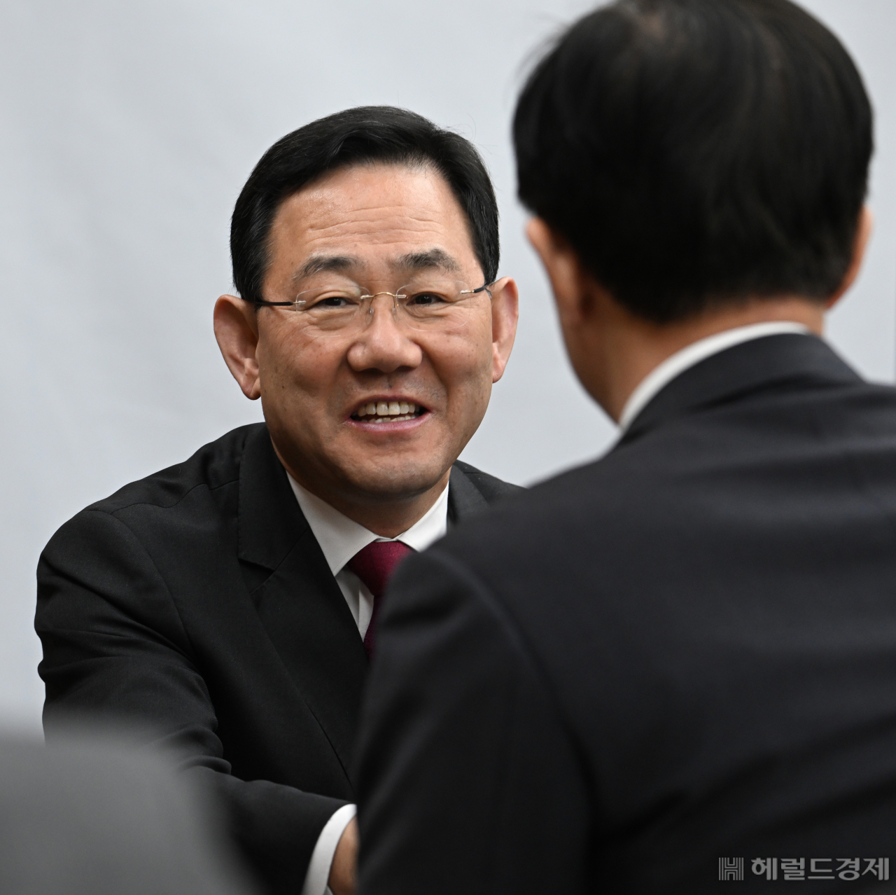 국민의힘 원내대책회의가 21일 서울 영등포구 여의도 국회에서 열린 가운데 주호영 원내대표가 참석자들과 인사하고 있다. 임세준 기자