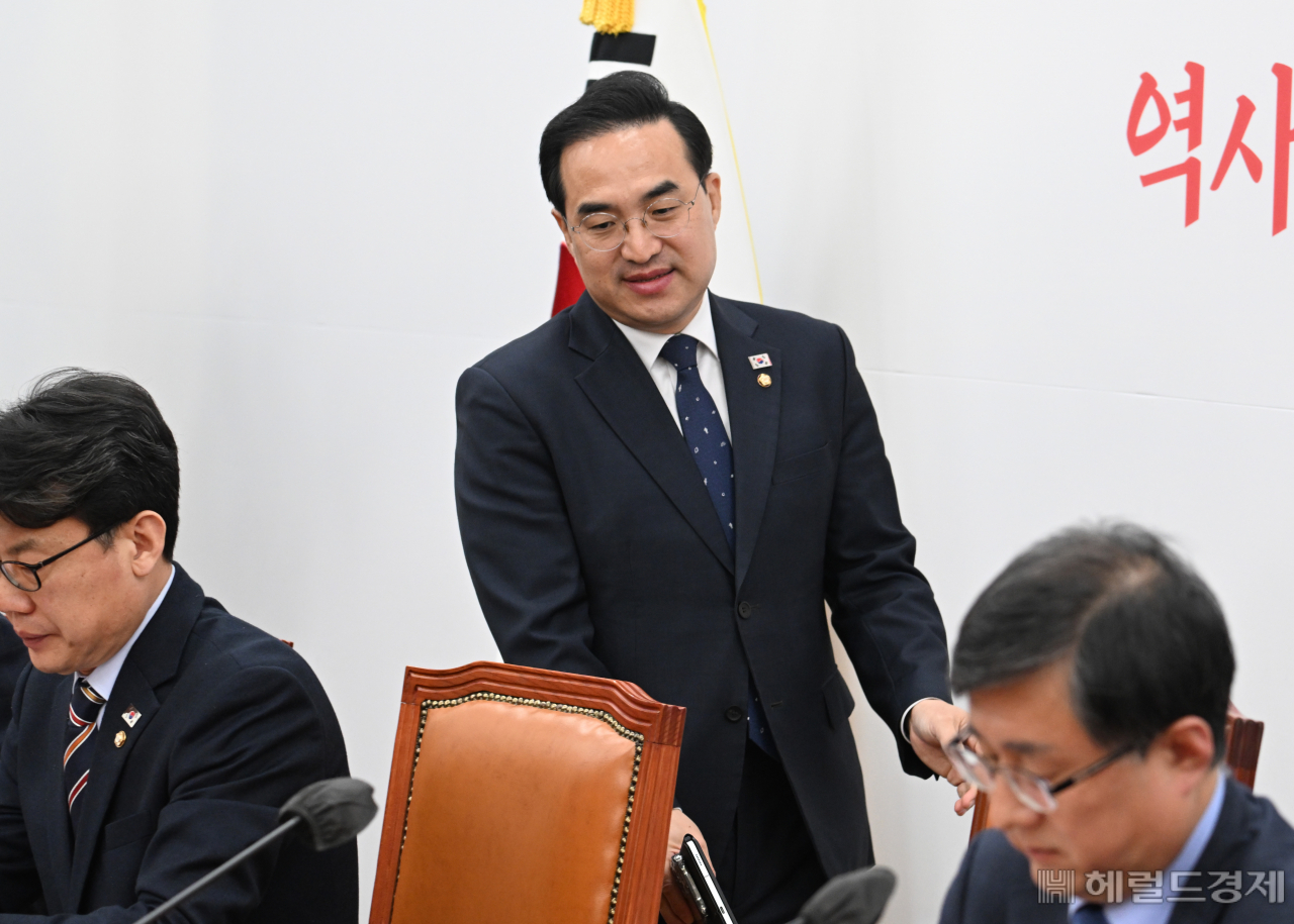 박홍근 더불어민주당 원내대표가 21일 서울 영등포구 여의도 국회에서 열린 원내대책회의에 참석하고 있다. 임세준 기자