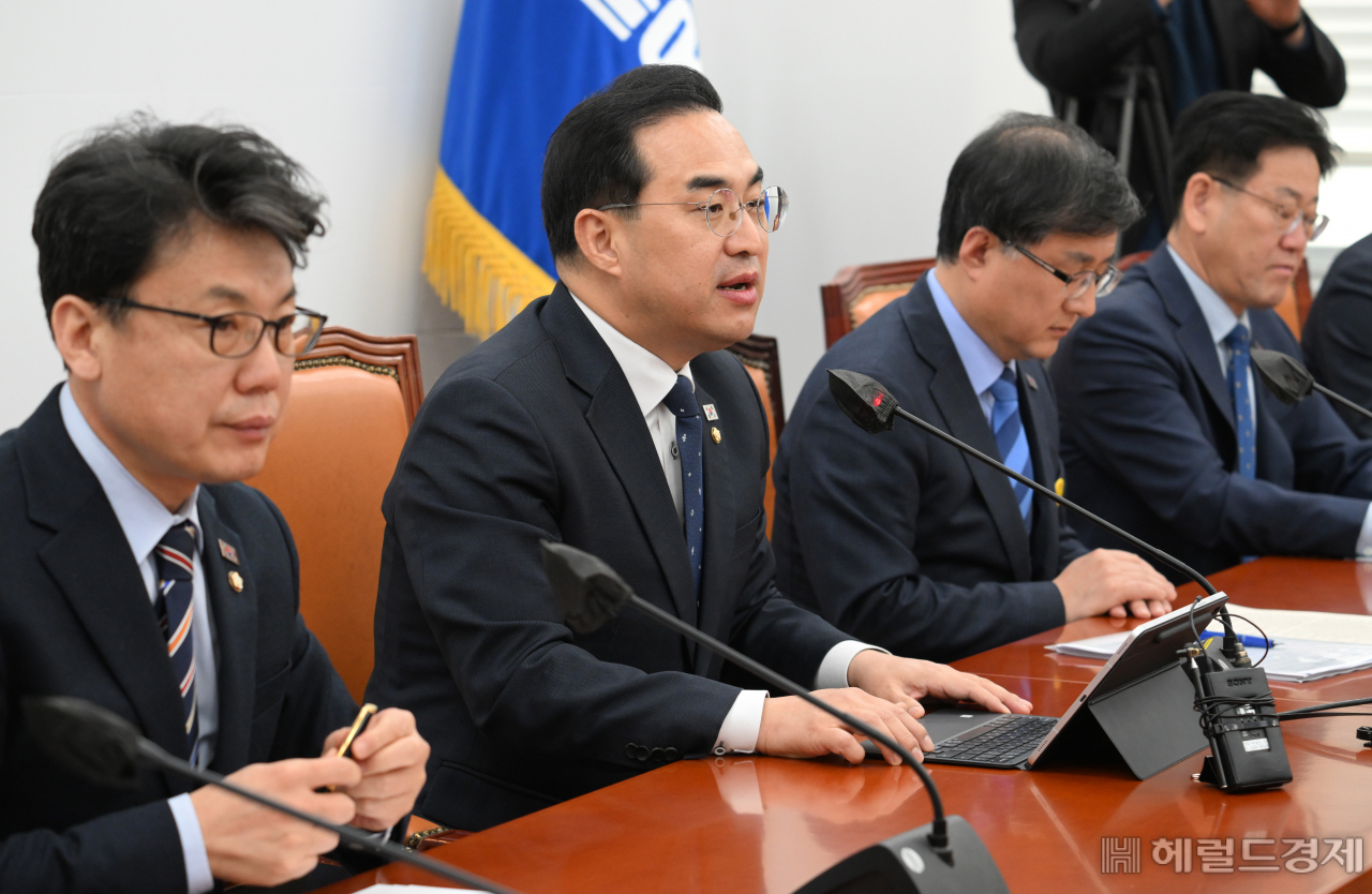박홍근 더불어민주당 원내대표가 21일 서울 영등포구 여의도 국회에서 열린 원내대책회의에 참석해 발언하고 있다. 임세준 기자