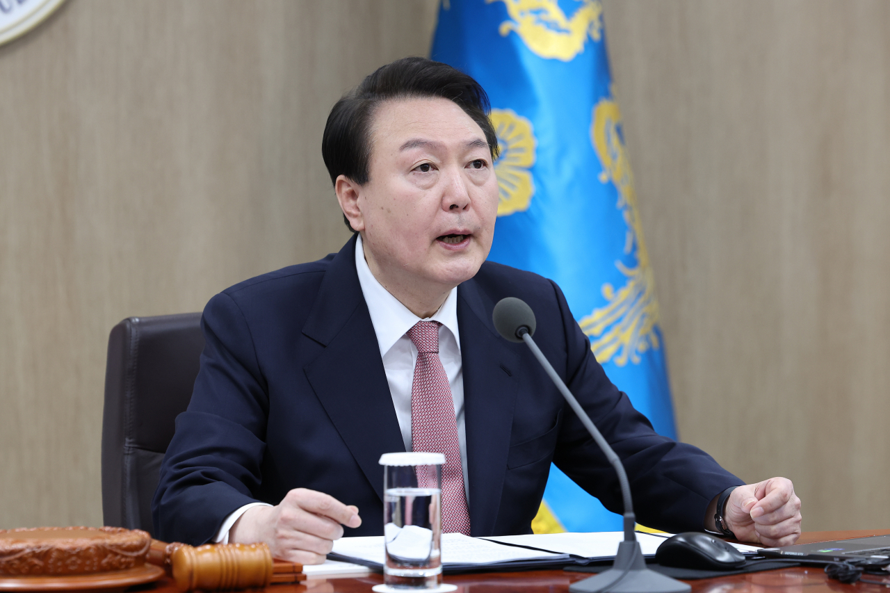 윤석열 대통령이 21일 서울 용산 대통령실 청사에서 열린 국무회의에서 한일관계 정상화 등에 대해 발언하고 있다. [연합]