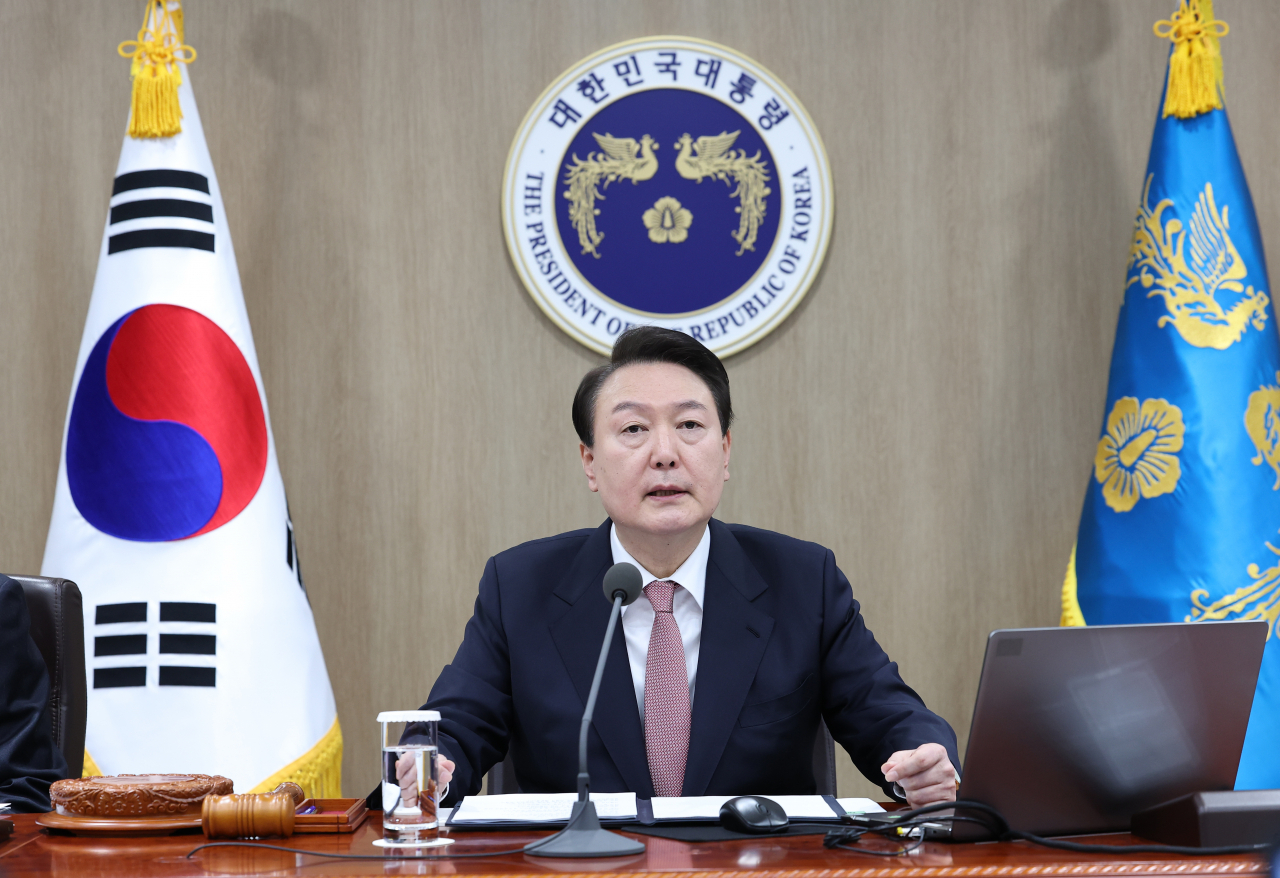윤석열 대통령이 21일 서울 용산 대통령실 청사에서 열린 국무회의에서 한일관계 정상화 등에 대해 발언하고 있다. [연합]