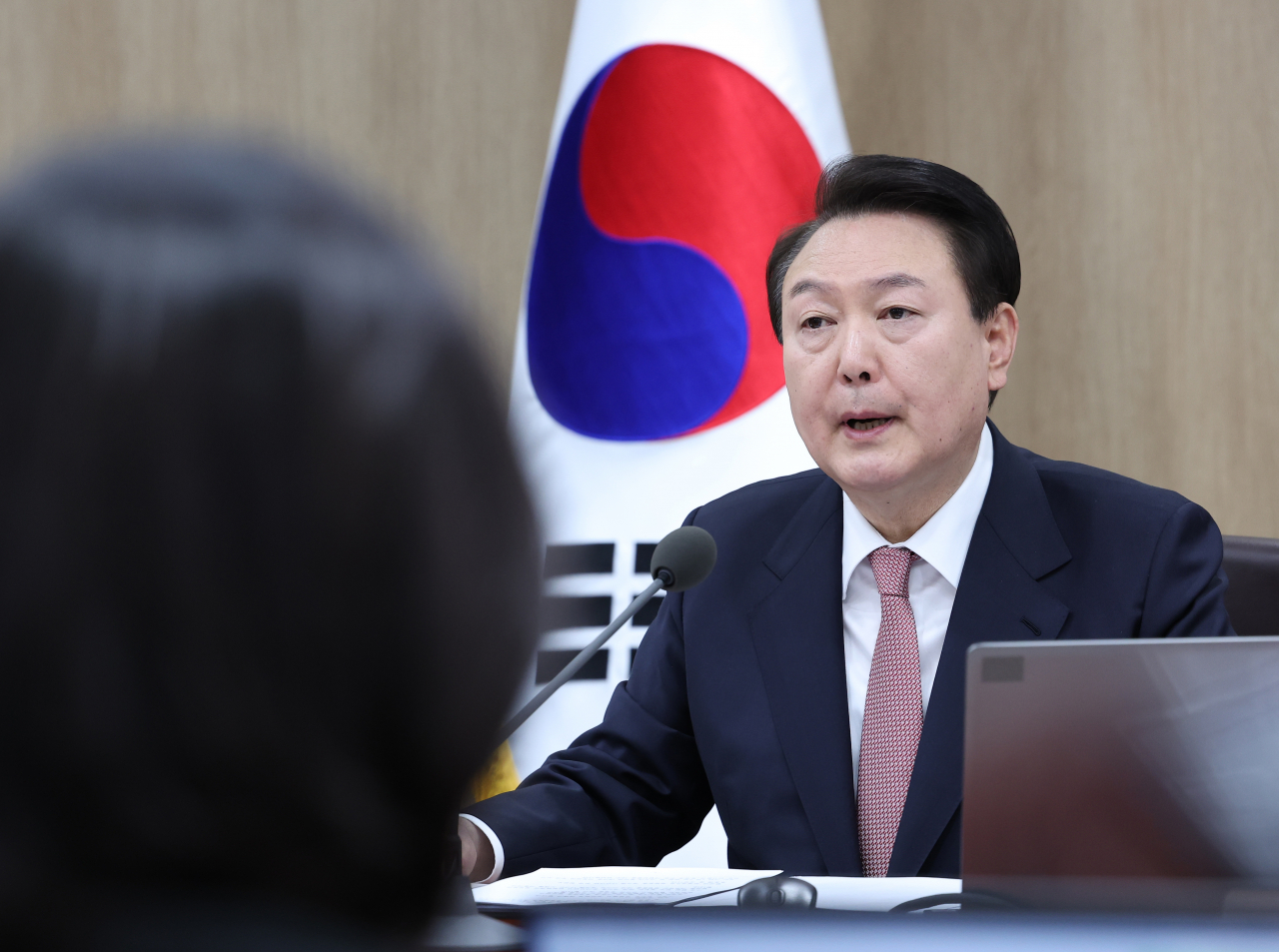 윤석열 대통령이 21일 서울 용산 대통령실 청사에서 열린 국무회의에서 한일관계 정상화, 근로시간 유연화에 대해 발언하고 있다. [연합]