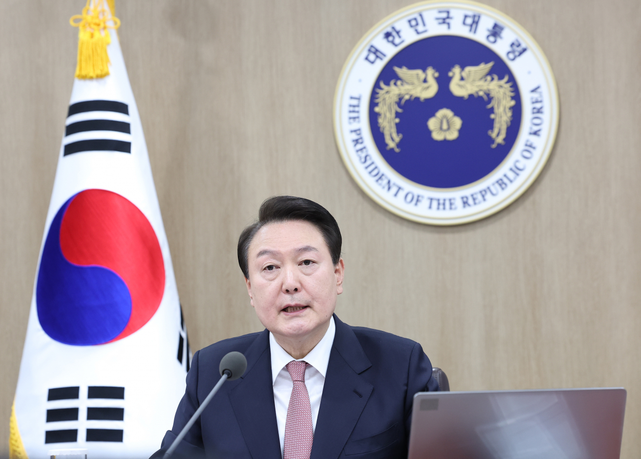 윤석열 대통령이 21일 서울 용산 대통령실 청사에서 열린 국무회의에서 한일관계 정상화, 근로시간 유연화에 대해 발언하고 있다. [연합]